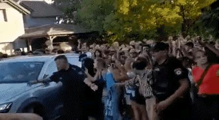 梅西对待球迷的温暖时刻,球迷对梅西的热情