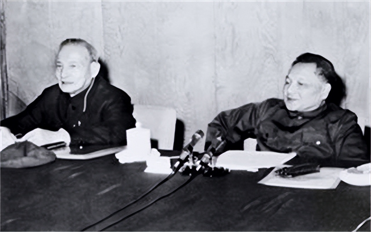 1988年全国人大会议上，有人给*小平邓**递纸条：小平同志请不要吸烟