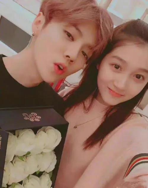 2020微博之夜关晓彤领奖鹿晗台下,关晓彤官宣后有拍吻戏吗