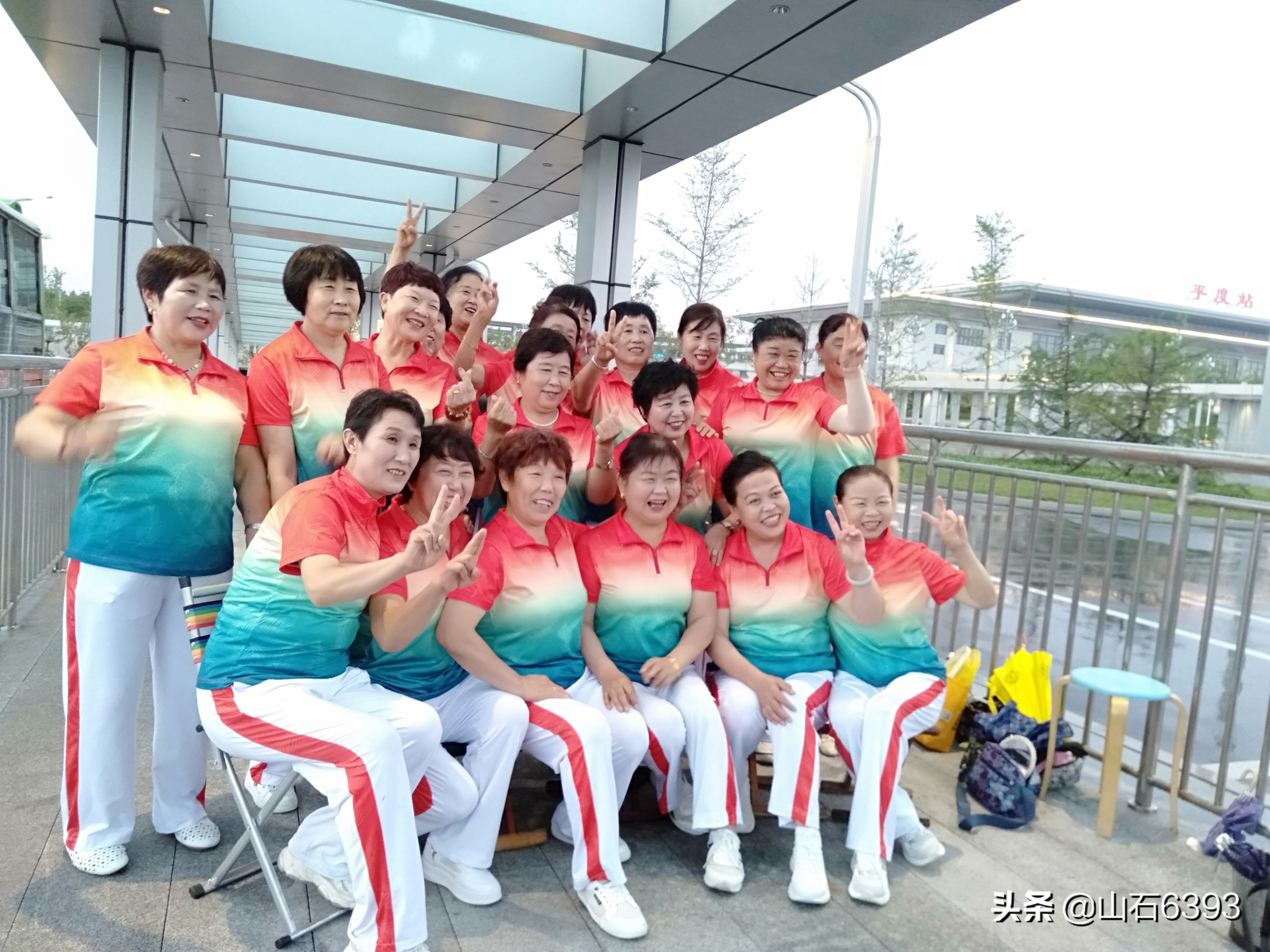 张梅：平度高铁站广场上的庆七一文艺汇演“花絮”～“雨前”幕后