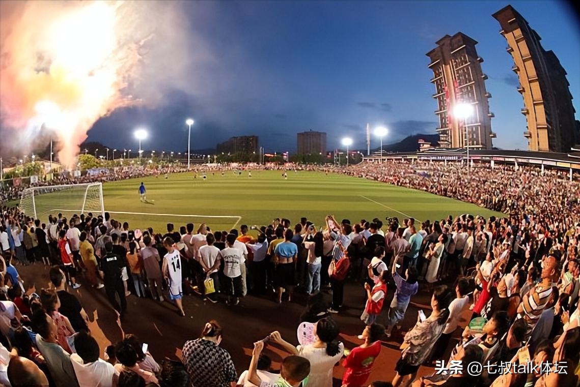 央视新闻采访村超韩乔生,村超解说员韩乔生还在贵州吗