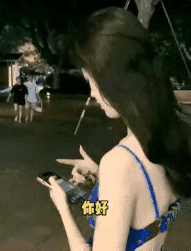 姑娘下次自拍的时候整理一下房间吧，你的秘密都被大家发现啦