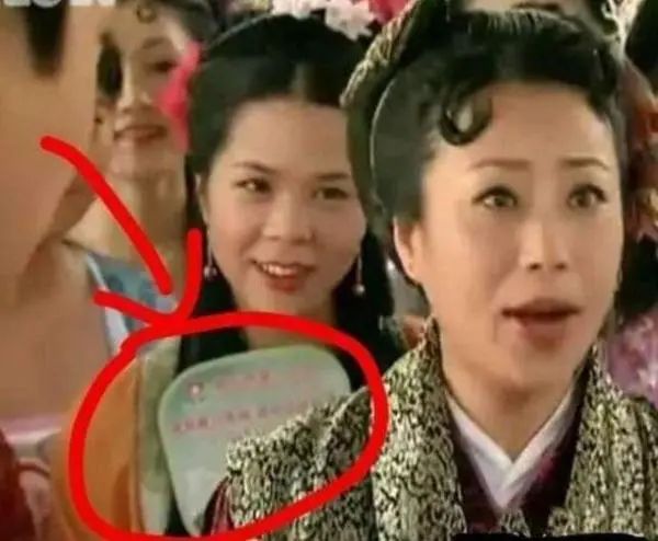 洒枸杞假装喷血、演尸体玩手机，这些穿帮镜头好敷衍，个个离谱