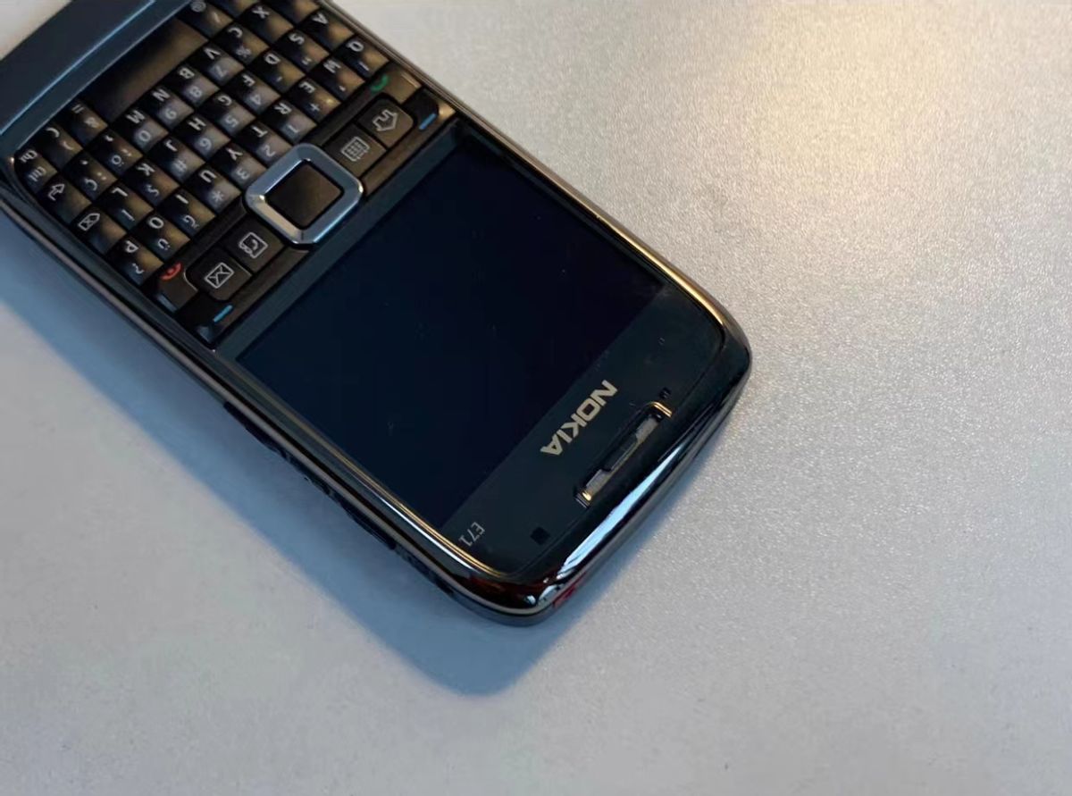 路上捡到一台未开封的手机,路边捡到的全新手机没开封