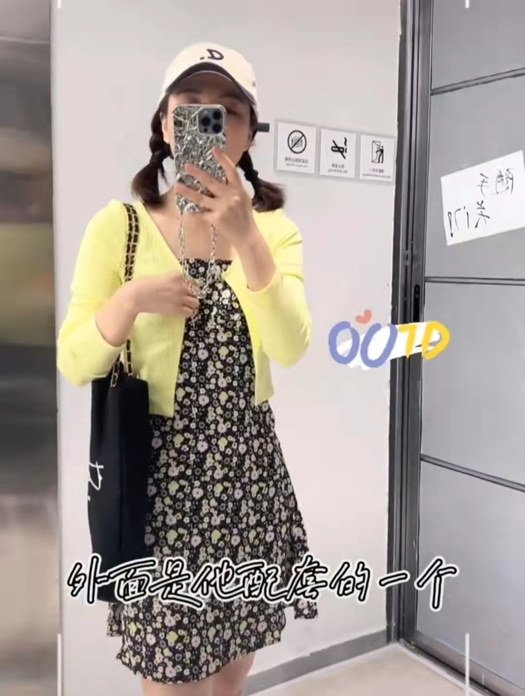 吴昕携弟妹逛夜市，用9元手机壳穿千元拖鞋，胃口大用推车装小吃