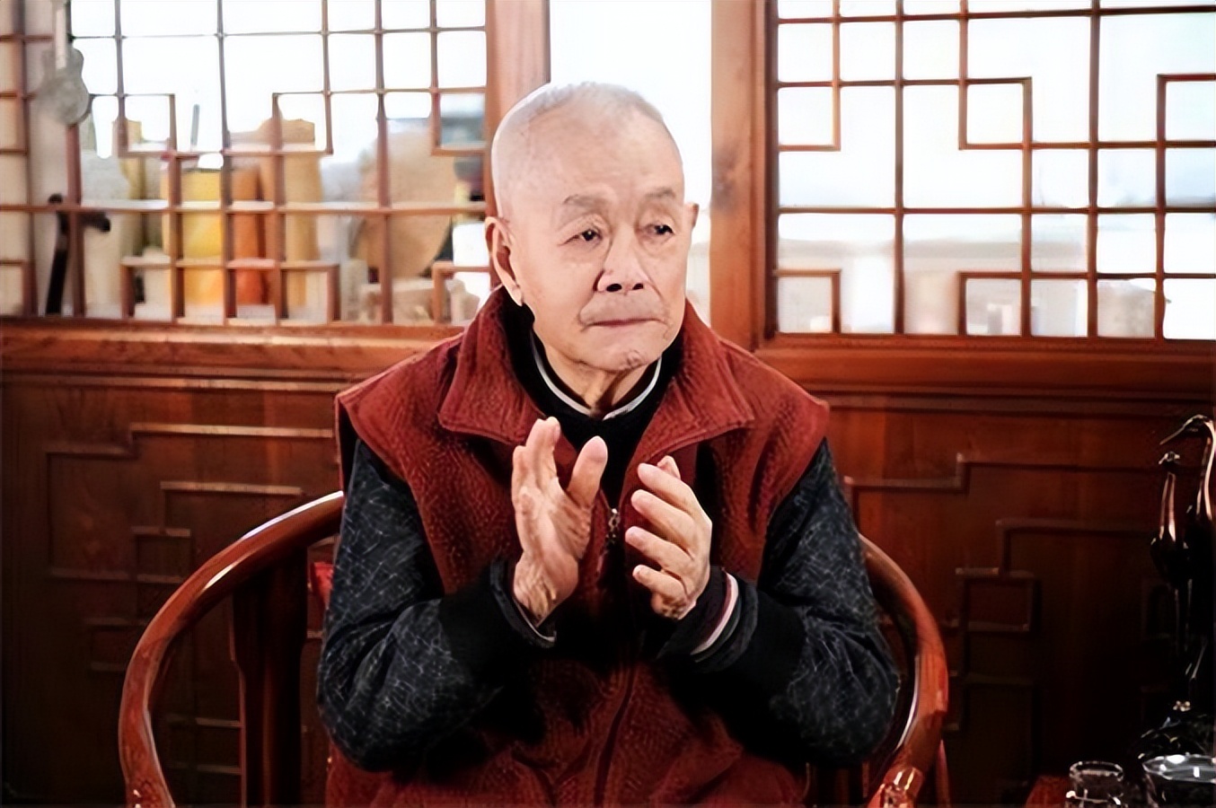 我是人民币，诞生于新中国解放前，生于战火，长于和平