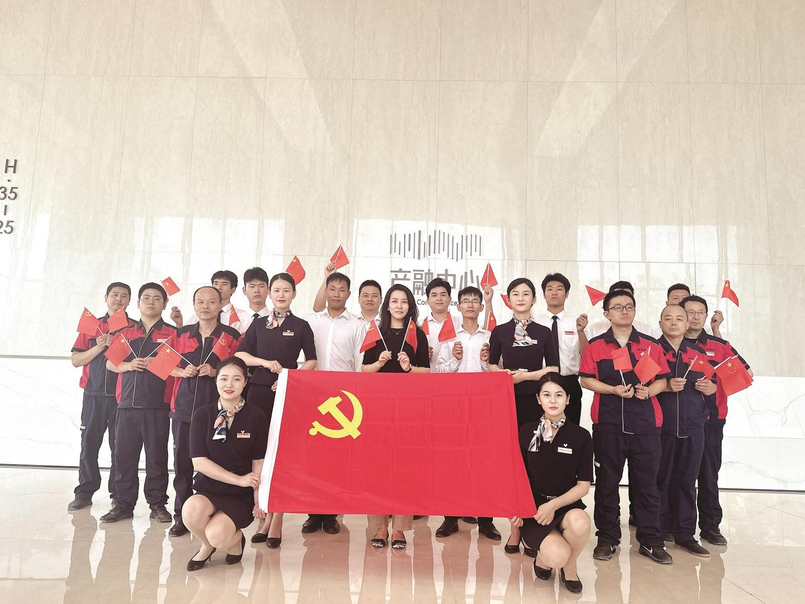 “我和*党**旗合个影,*党**的光辉照我心”皖投服务公司*党**支部开展庆七一·*党**旗红系列活动