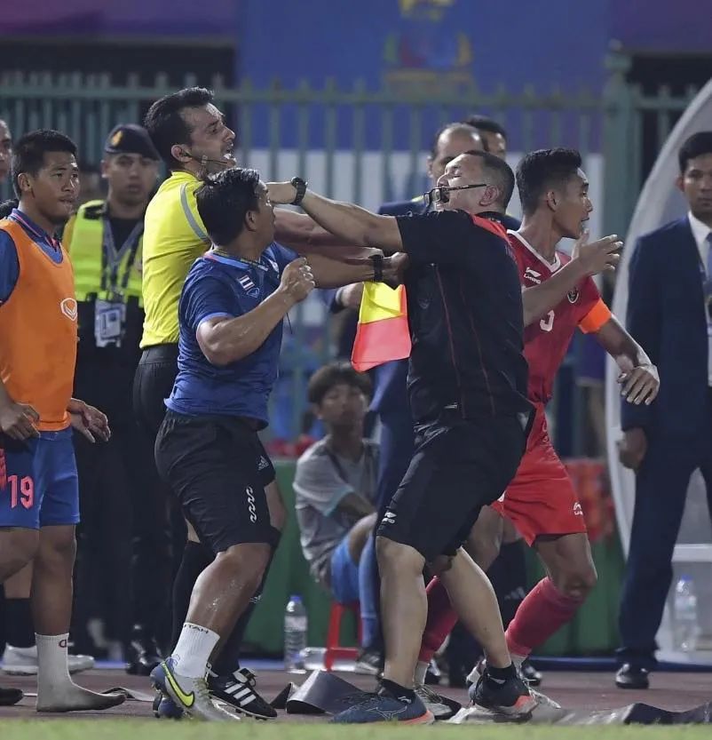 打群架!神进球!犯大错!扔奖牌!东运会男足决赛堪称神剧情!