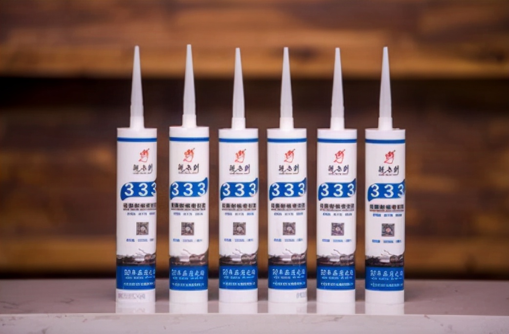 怎样清洗掉衣服上的防水胶结构胶,怎么去除粘在衣服上的玻璃结构胶