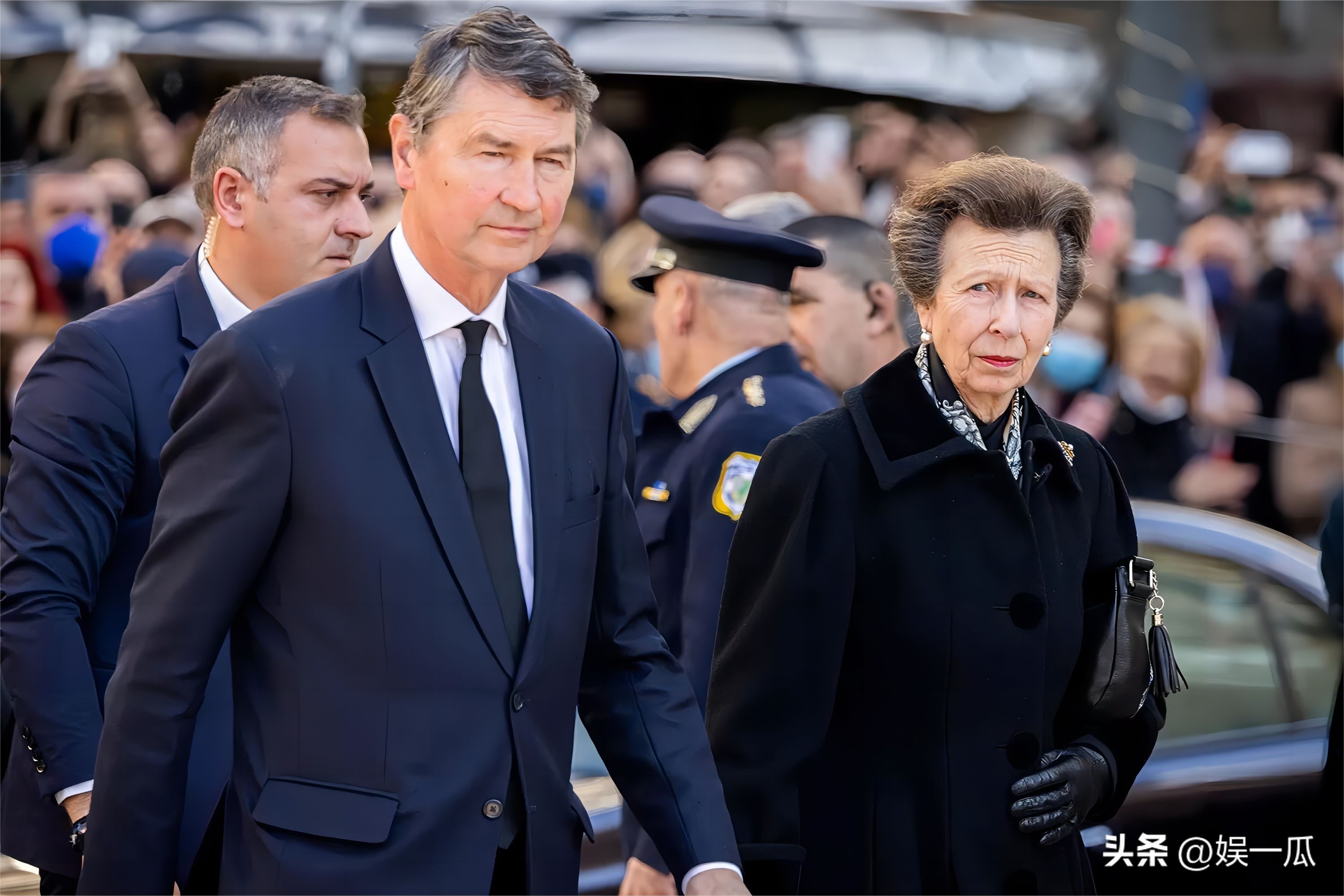 希腊王后安妮-玛丽在丈夫葬礼上佩戴特殊意义钻石十字架