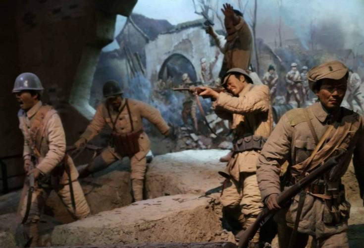 羞耻与痛苦：30张老照片记录纳粹强迫妇女脱衣的残忍场景！