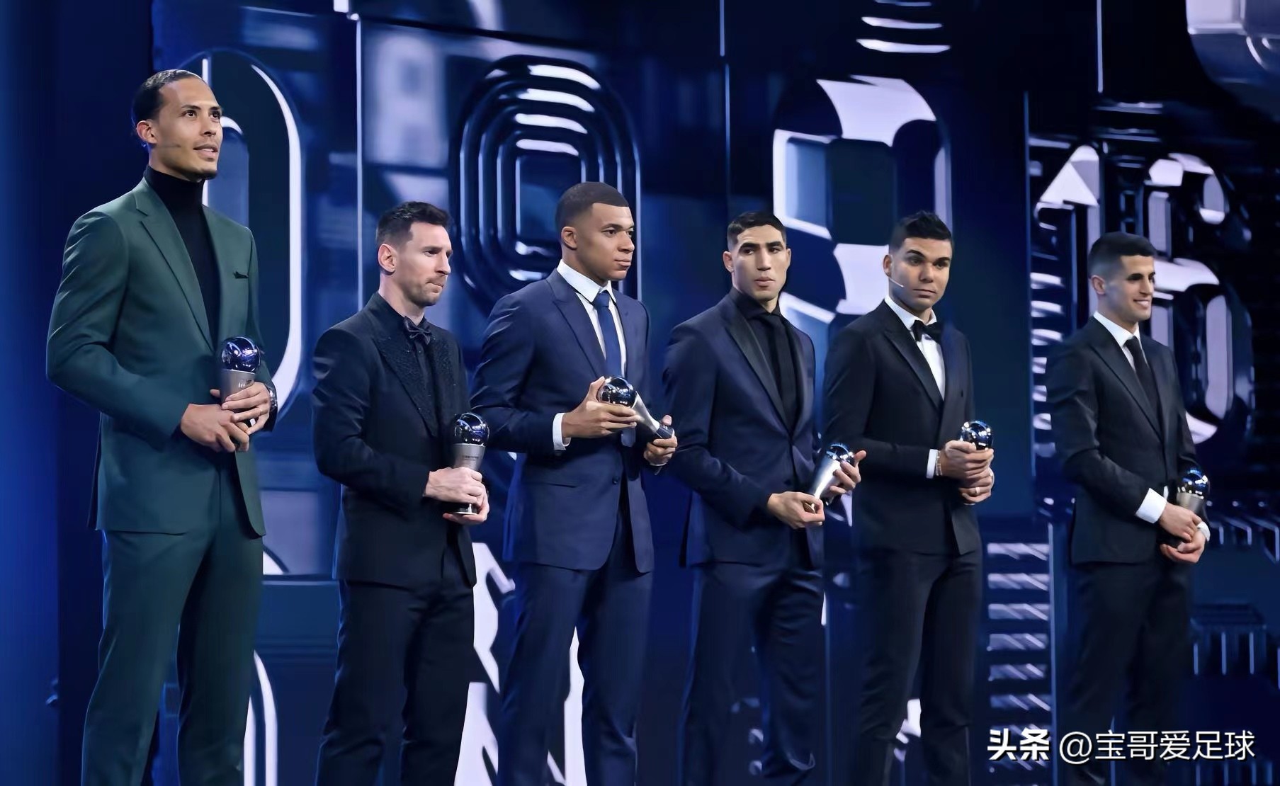 国际足联2022最佳阵容引争议，网友：这阵容前面进4个，后面漏8个