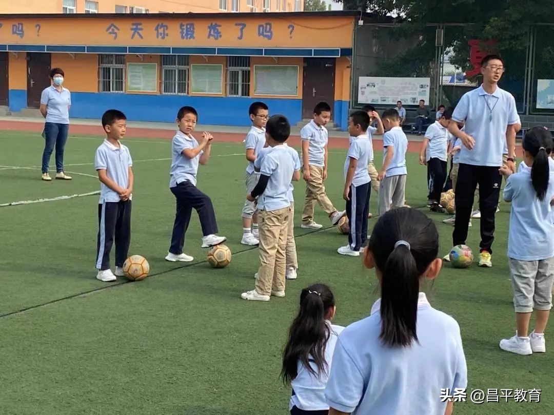 校园足球与世界杯,班里一共48人会踢足球的有22人