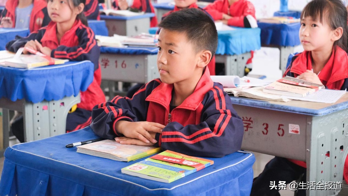 田野、诗歌与六一拼多多“为你读书”公益行动在陕西白水启动田野朗诵会