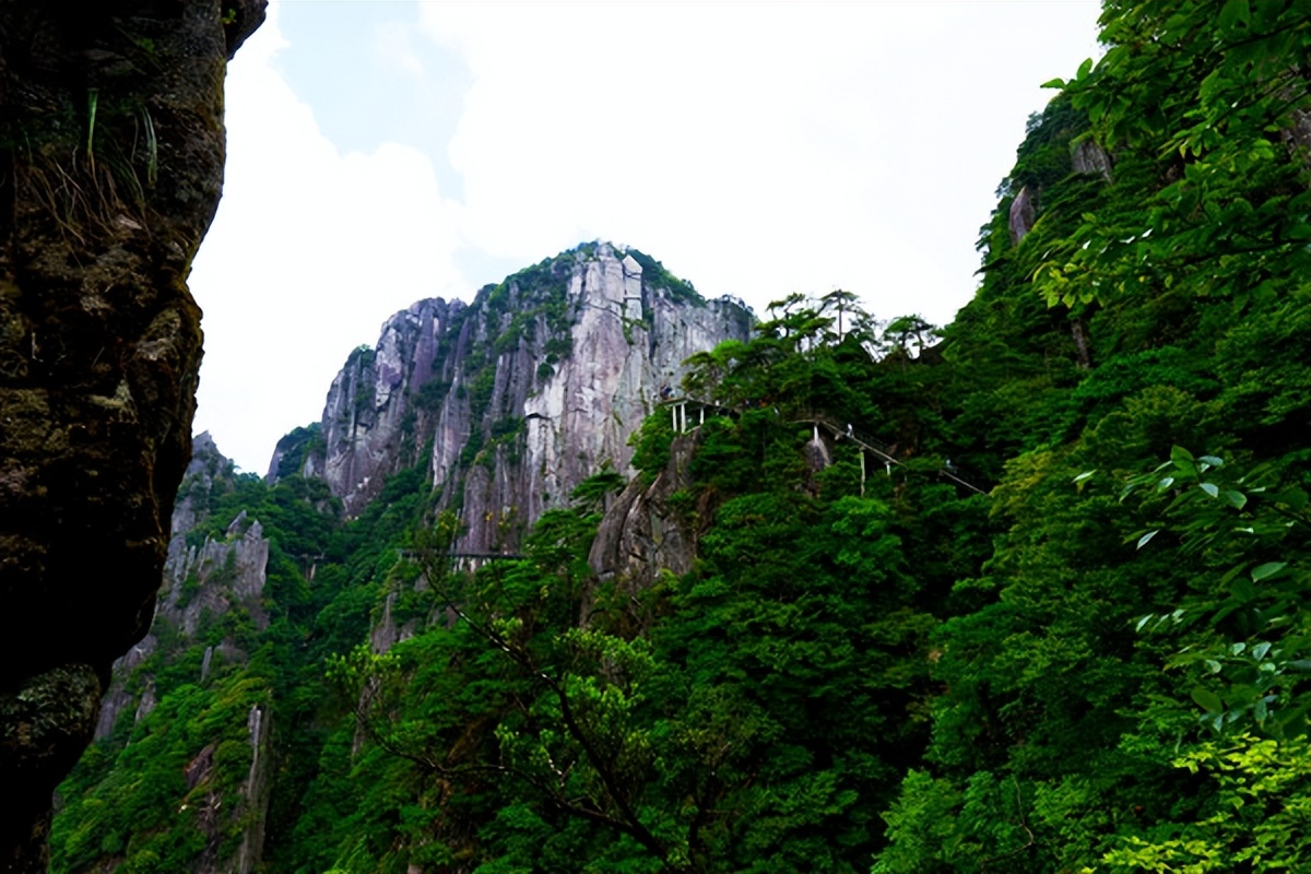 羊狮慕与张家界哪个好,江西明月山和羊狮慕哪个更值得去