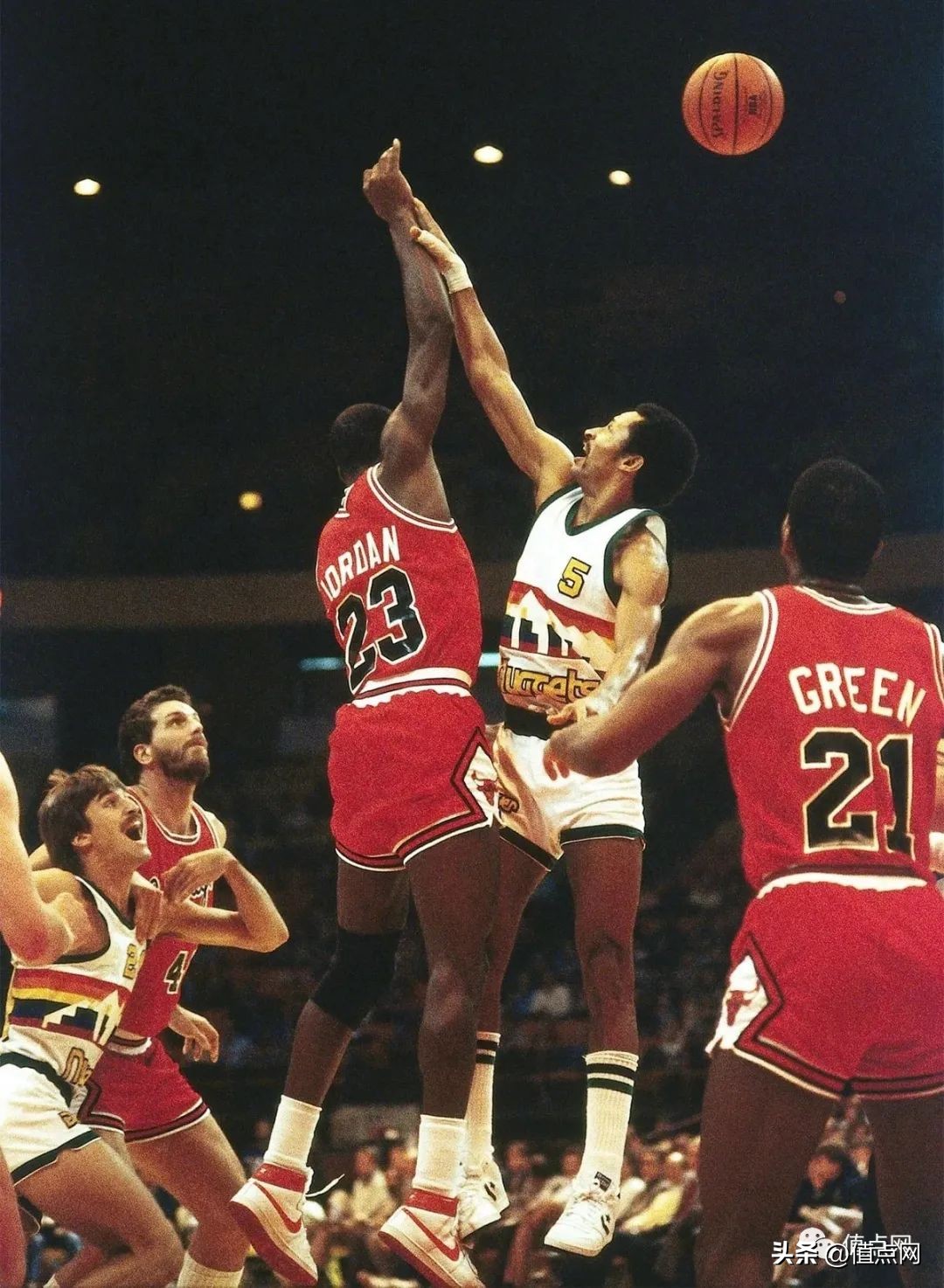 乔丹一双参赛球鞋拍卖出147美万元,乔丹airjordan1low复古蓝真假