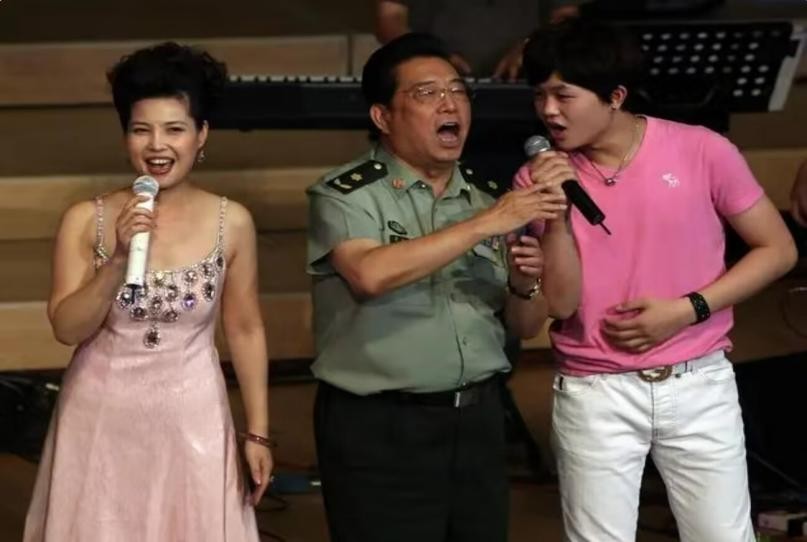 李双江拿三万退休金是真的吗,李双江夫妇一年挣多少钱