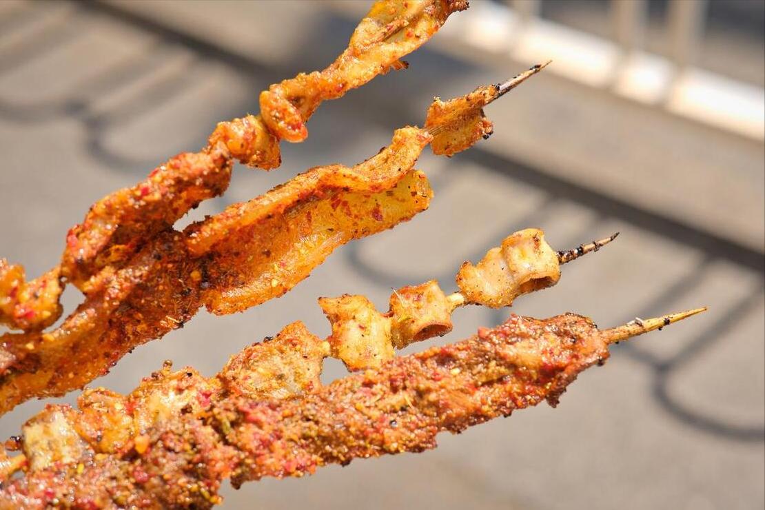 南方人吃烤串vs北方人吃烤串,南方人到东北去吃烤串惊呆了