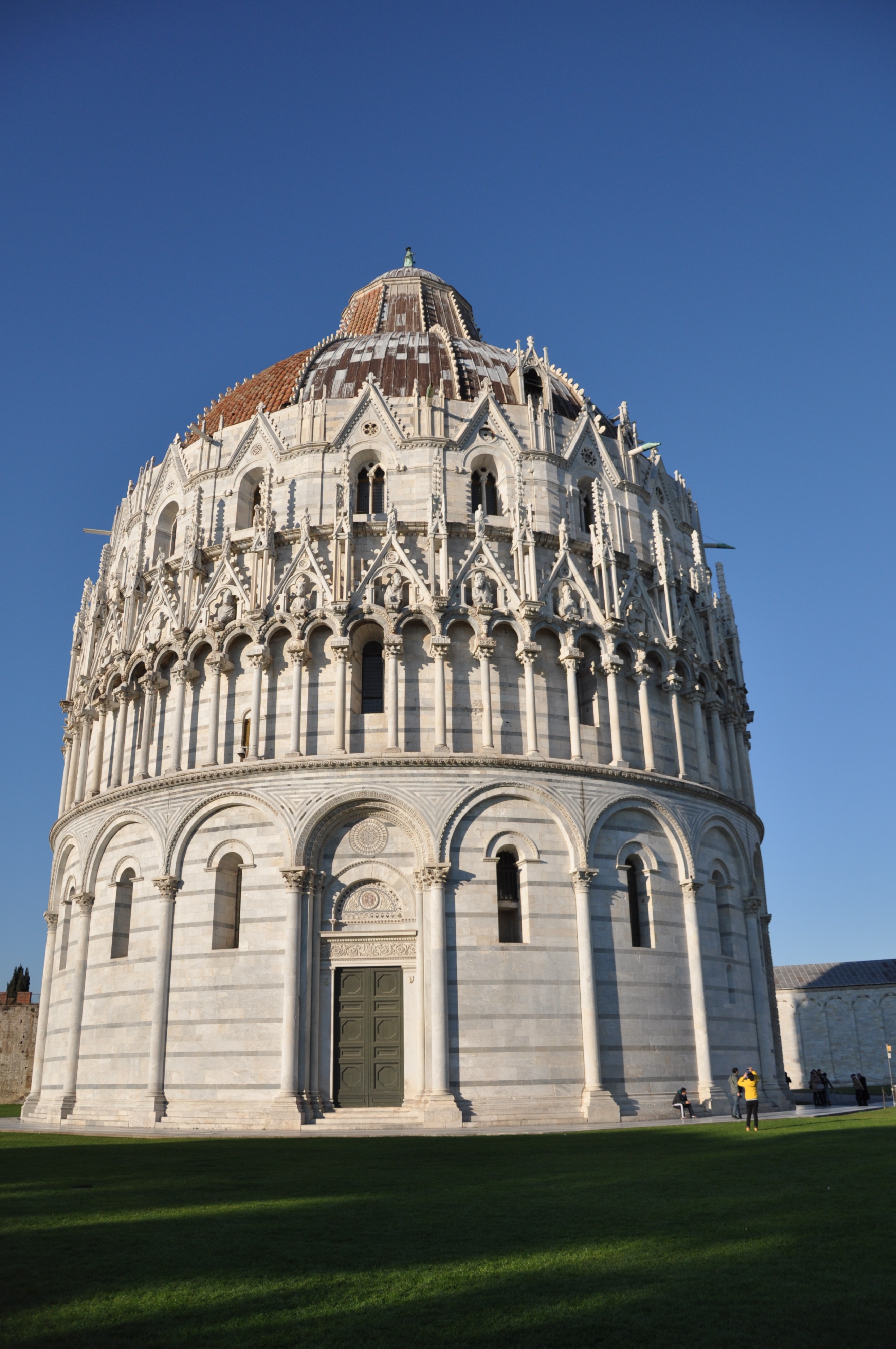 罗马式比萨斜塔,著名的意大利比萨斜塔是斜的吗