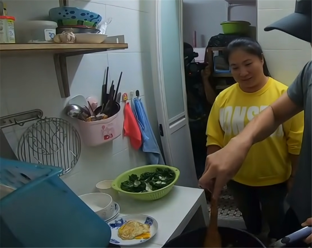 香港单亲妈妈住8平方劏房,香港单亲妈妈带3岁女儿住劏房