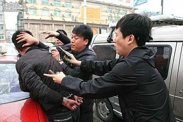 91年江西小伙舞厅害人，老兵父亲包庇26年，面对警方直言不知道