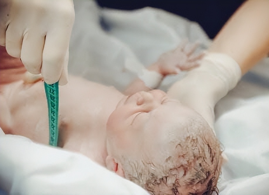 婴儿一激动就打嗝咋回事,胃胀打嗝放屁多体重下降