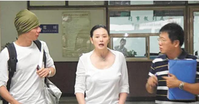 从纯情女星到吸毒、自杀、当小三，萧淑慎是如何被“毁”的？