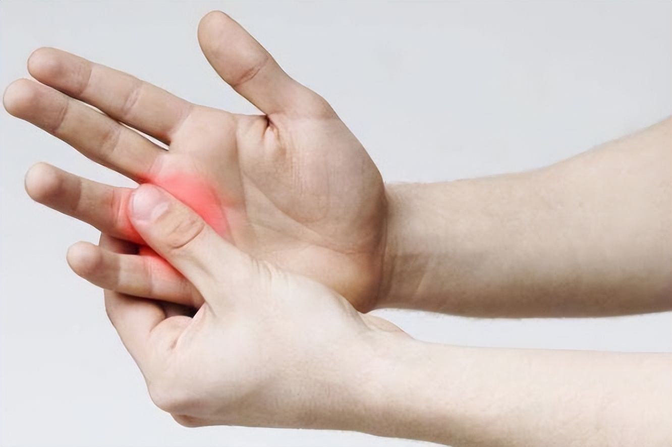 双手肿胀是怎么回事如何治疗,晚上睡醒双手发麻手指肿胀