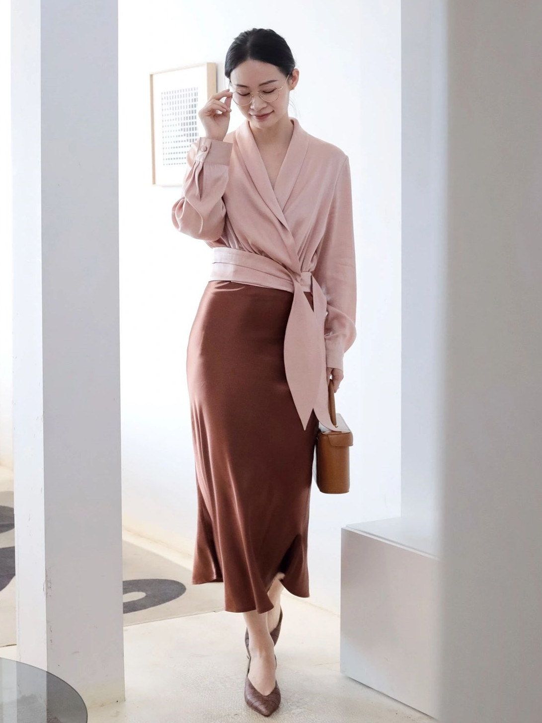 女士衬衣太大了要怎么穿才好看,中年女性衬衣怎么穿