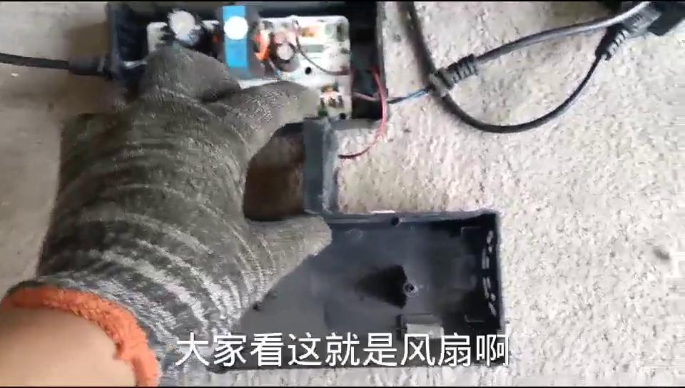 电动车充电器风扇没有12伏怎么修,电车充电器风扇响声大怎么回事