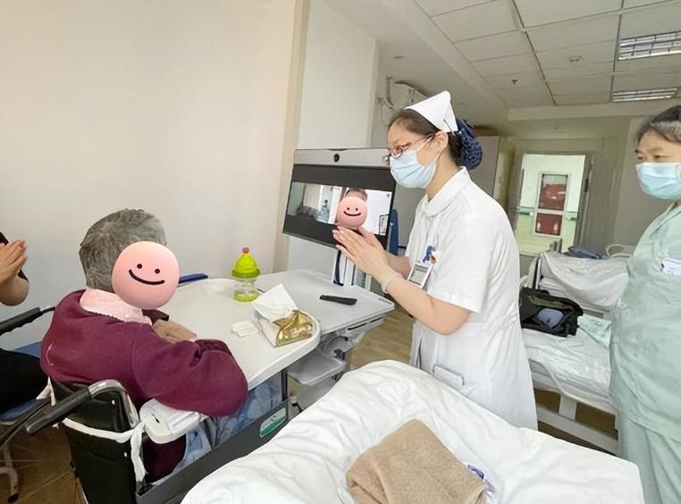 湖北男子去世母亲拨通了他的电话,男子把父母的遗体火化