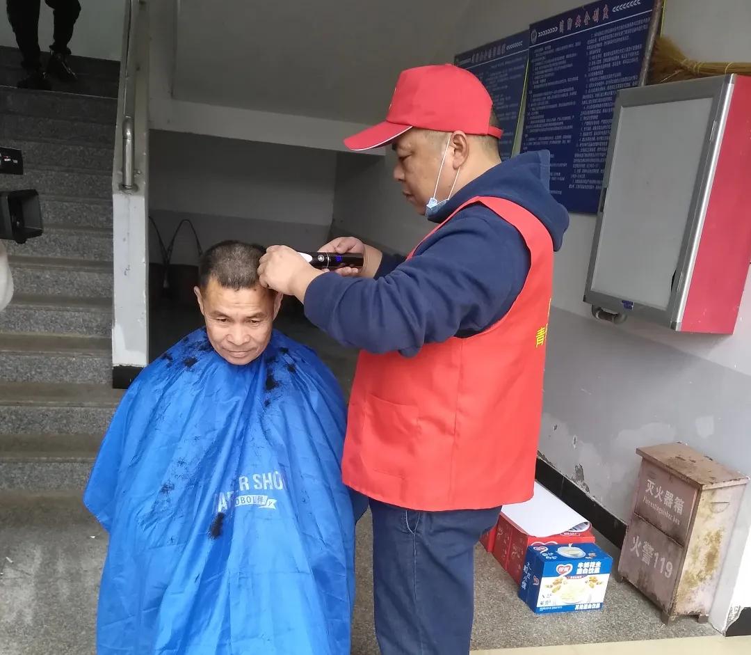 志愿者给敬老院老人理发,社区志愿者免费为高龄老人理发