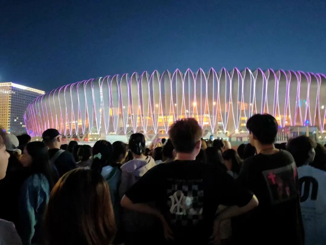 今晚的济南，太燃了！网友：场内6万人场外10万人