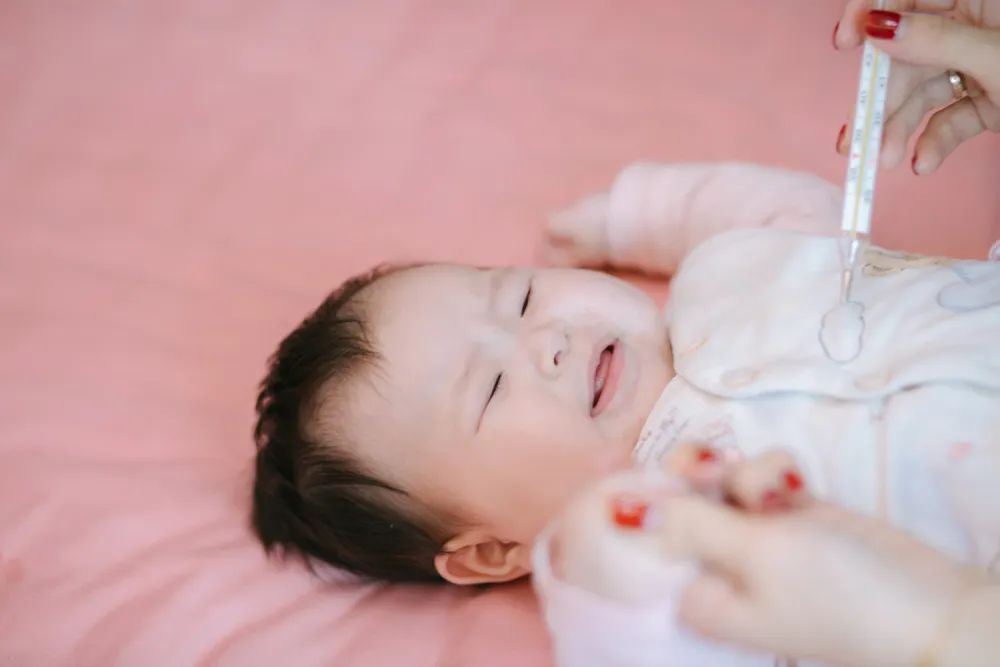 孩子睡觉突然发烧要叫醒喂药吗,宝宝发烧38.5睡着了用叫醒喂药吗