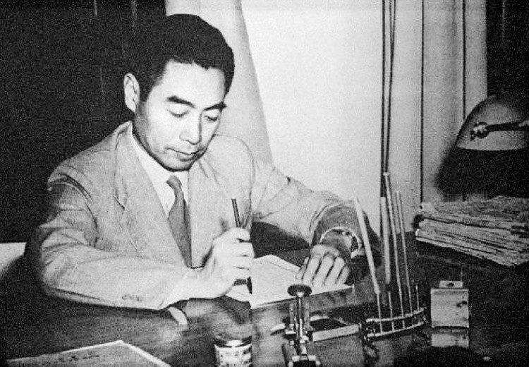 1964年原*弹子**爆炸成功,报纸刊登照片,周总理:把地面裁掉,为何