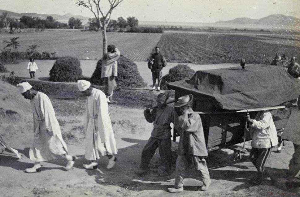 日本女护士嫁给中国将军64年，生下歌唱家女儿，女婿如今家喻户晓