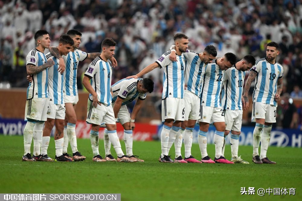 卡塔尔世界杯阿根廷捧起大力神杯,卡塔尔世界杯阿根廷大力神杯