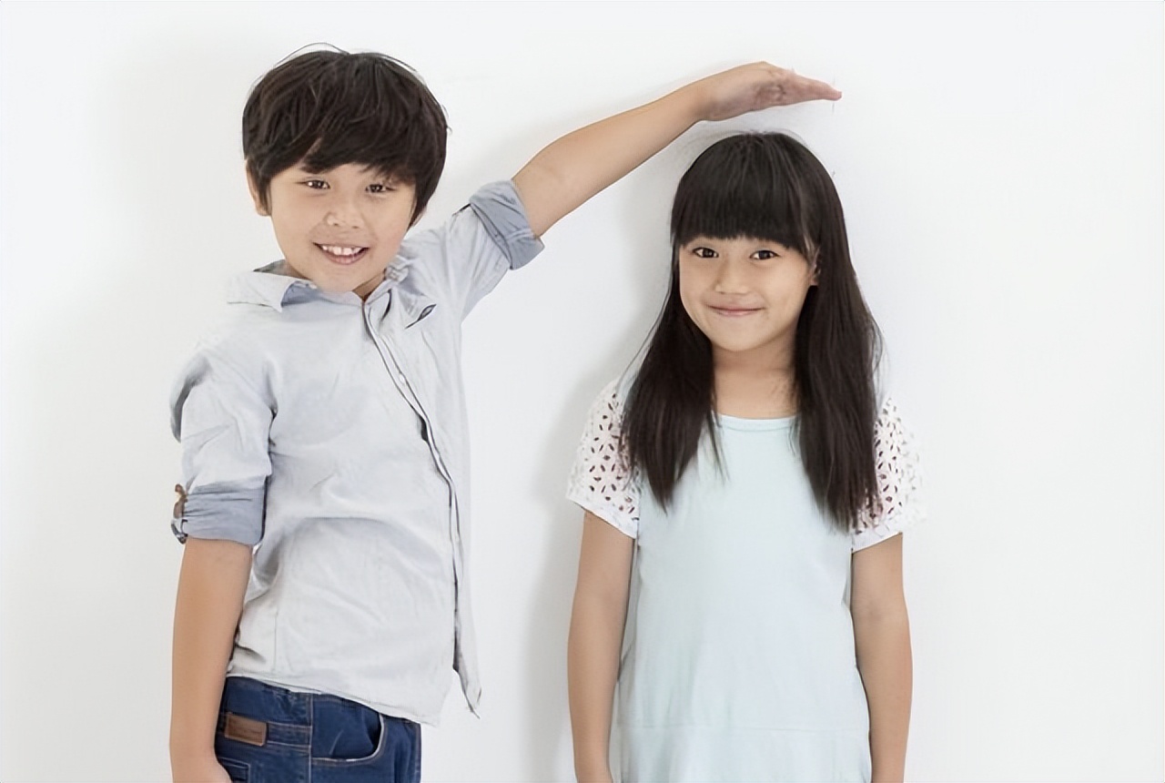 女孩初次来例假是多大岁数,女孩第一次月经多大年龄正常