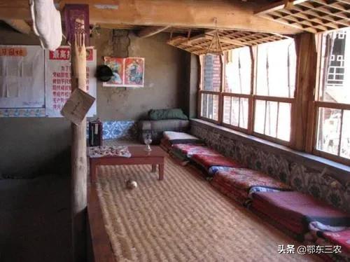 东北冬天大雪农村炕上生活,东北农村全家睡一个炕头尴尬吗