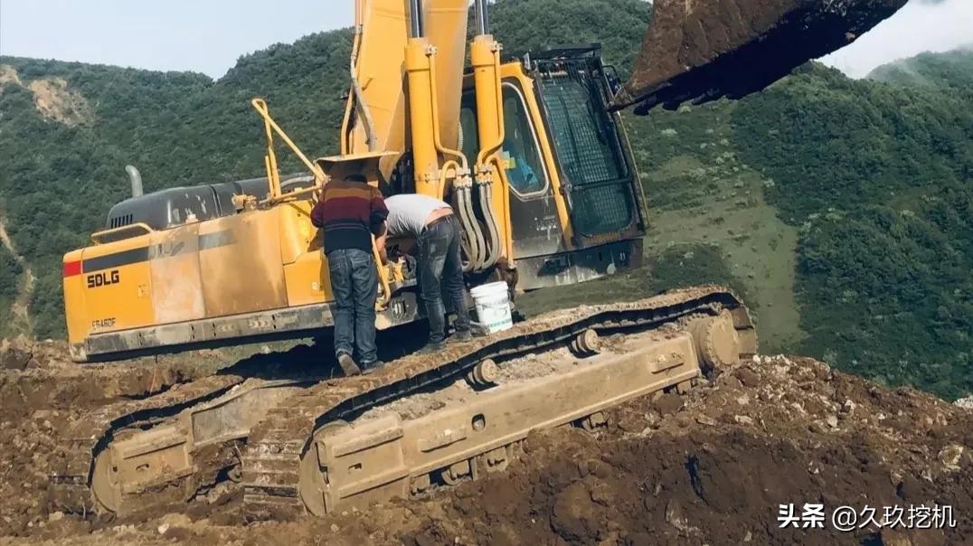 挖掘机拿不到工程款怎么办,挖掘机师傅也不容易