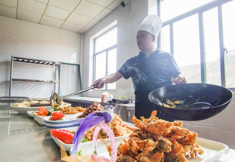 宁波这个村出了100余名“耕厨”他们崇尚文明，推广公筷