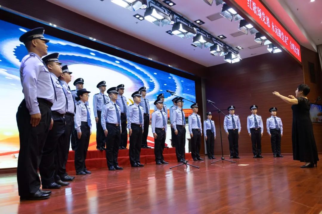 以深情的歌声向党的生日献礼,嘹亮的歌声向党献礼