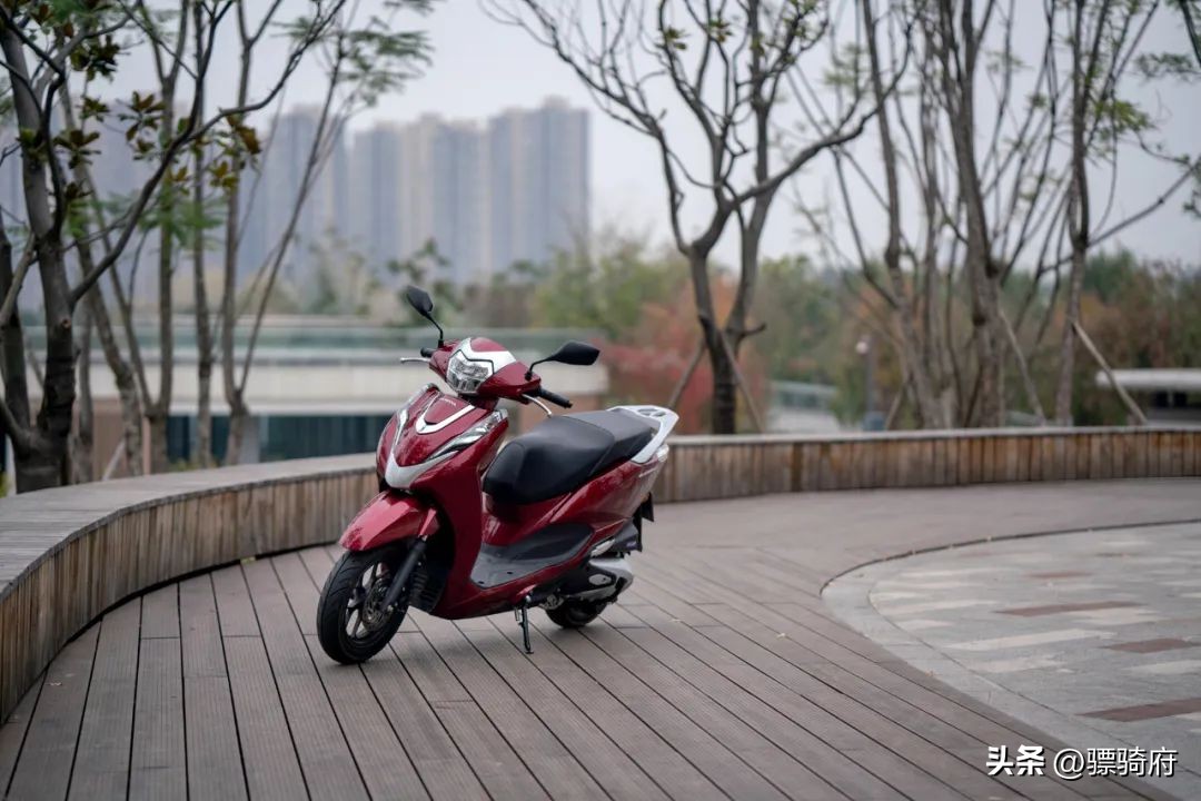 2020款本田lead125是缸头水冷吗,本田lead125和铃木uy125哪个动力强