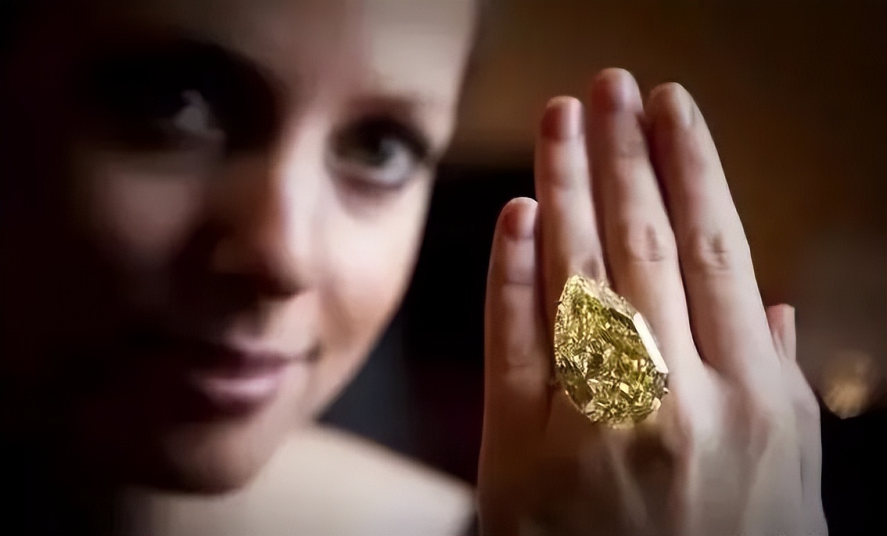 用毕生的积蓄给美女买钻戒,11颗梨形钻石