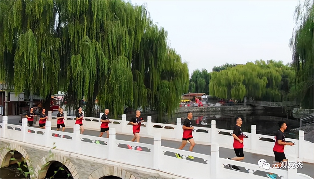 跑马拉松的人是在走还是在跑,当我们跑步时我们在谈些什么