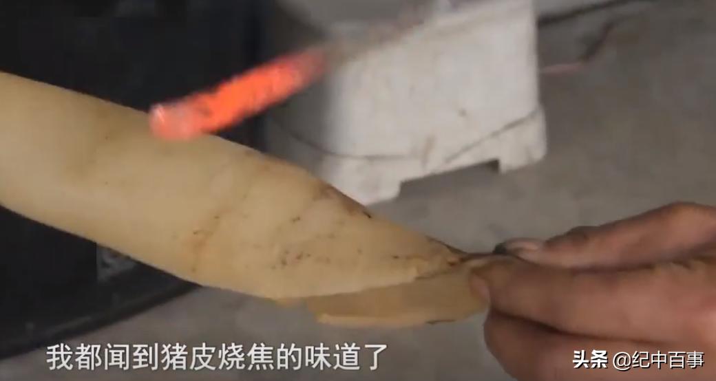 男子街头乞讨赚1000万,男子街头手擦烧红铁链卖药