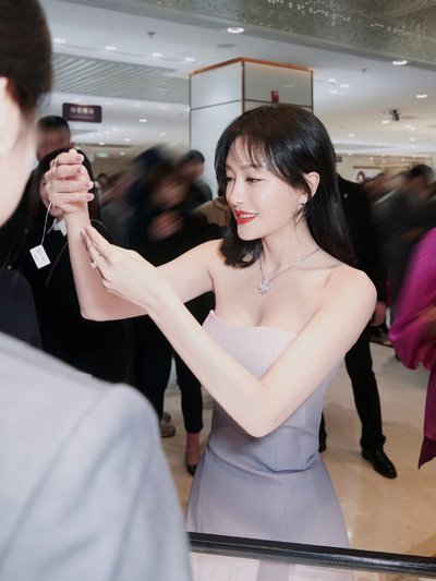 最有钱女明星刘亦菲,刘亦菲秀名贵翡翠大耳环