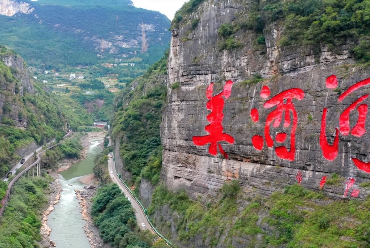 北京4人到内蒙旅游，吃手把肉品马奶酒，结账时感叹：物价真实惠