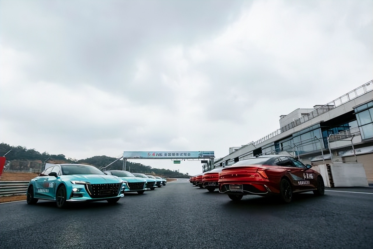 “中国制造”绝了！魔毯悬架+252Ps，比CC漂亮，网友：雅阁买早了