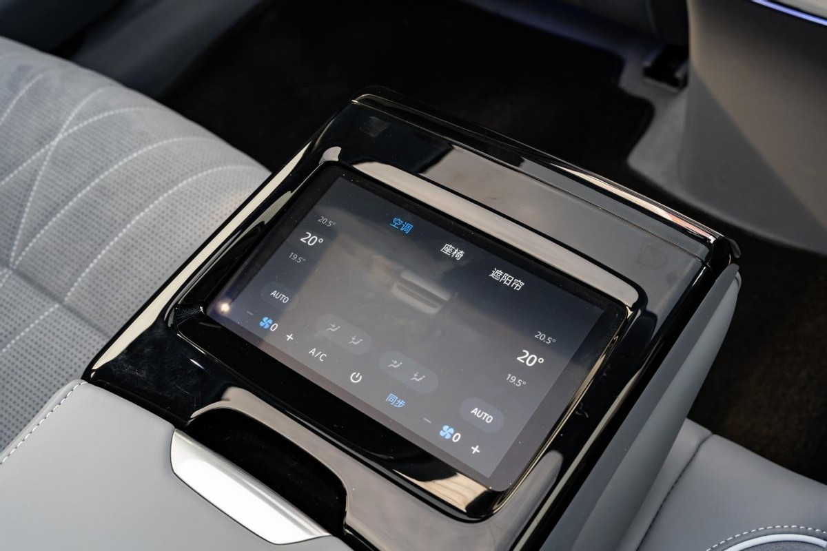 听说夏天和海边绝配？开着岚图追光，尽情享受盛夏浪漫和清凉